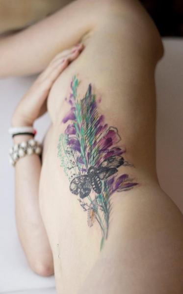 Tatouage Fleur Côté Papillon De Nuit Aquarelle par Dead Romanoff Tattoo