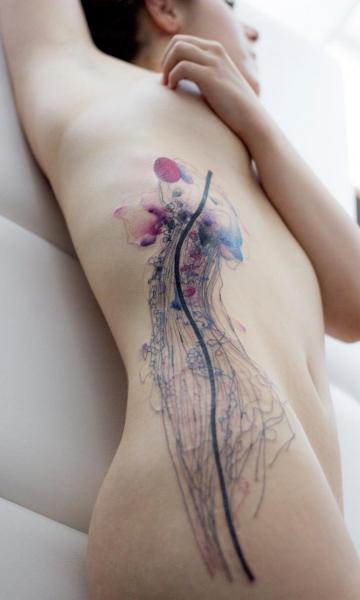 Tatuaggio Fianco Medusa Acquarello di Dead Romanoff Tattoo