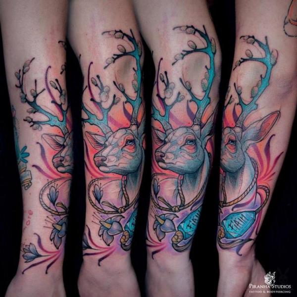 Tatuaggio Braccio Cervo di Piranha Tattoo Studio