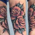 Arm Blumen tattoo von Piranha Tattoo Studio