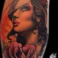 Arm Blumen Kopf tattoo von Piranha Tattoo Studio