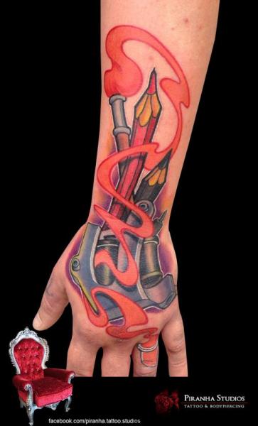 Tatuagem Braço Mão Lápis por Piranha Tattoo Studio
