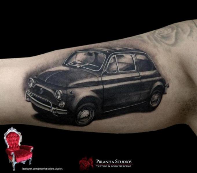 Tatuaje Brazo Realista Coche 500 por Piranha Tattoo Studio