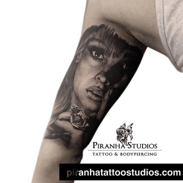 Tatuaje Brazo Retrato Realista por Piranha Tattoo Studio