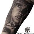tatuaje Brazo Retrato Realista por Piranha Tattoo Studio