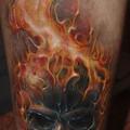 Arm Totenkopf Flammen tattoo von Piranha Tattoo Studio