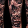 Arm Blumen Totenkopf tattoo von Piranha Tattoo Studio
