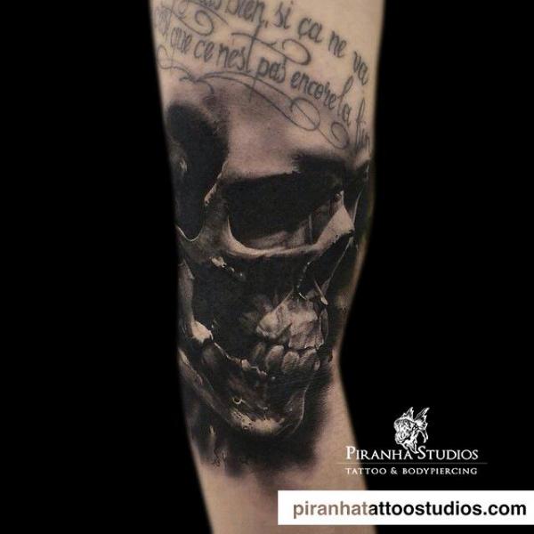 Tatuaje Brazo Cráneo por Piranha Tattoo Studio
