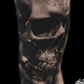 tatuaje Brazo Cráneo por Piranha Tattoo Studio