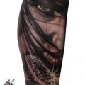 tatuaż Ręka Kobieta Diament przez Piranha Tattoo Studio