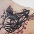 tatuaje Hombro Reloj Espalda Pájaro por Piranha Tattoo Studio