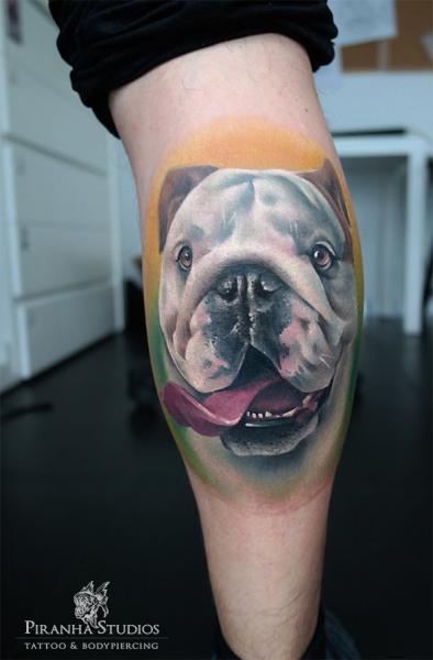 Realistische Waden Hund Tattoo von Piranha Tattoo Studio
