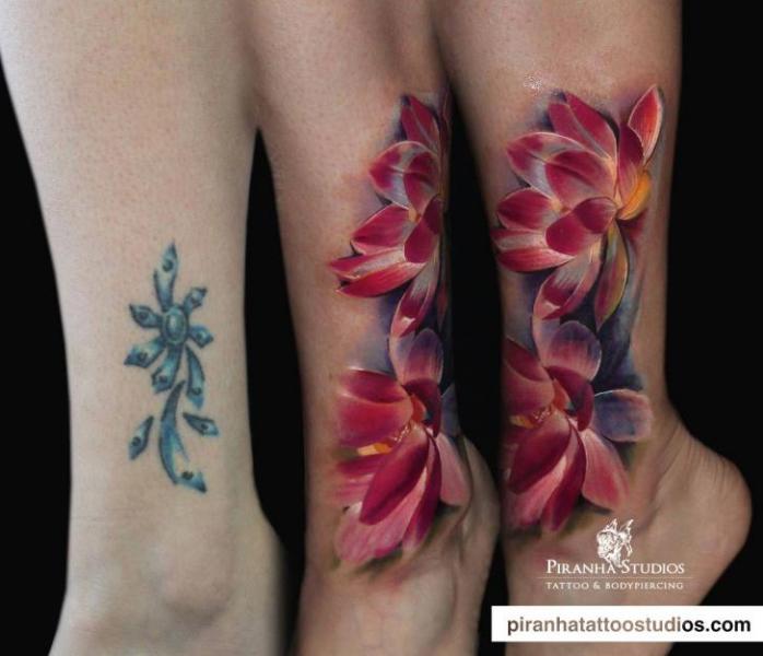 Tatouage Pied Fleur par Piranha Tattoo Studio