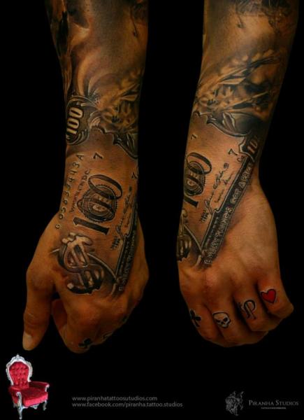 Tatuagem Mão Dinheiro por Piranha Tattoo Studio