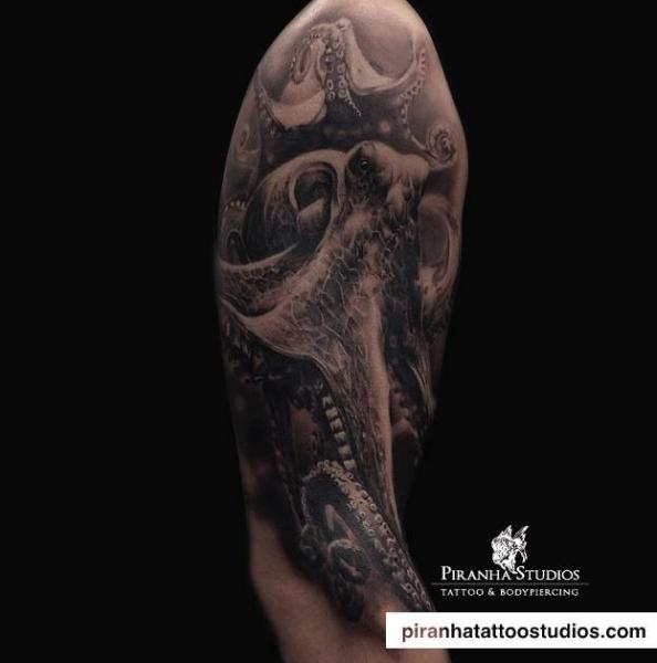 Tatuaggio Spalla Braccio Realistici Polpo di Piranha Tattoo Studio