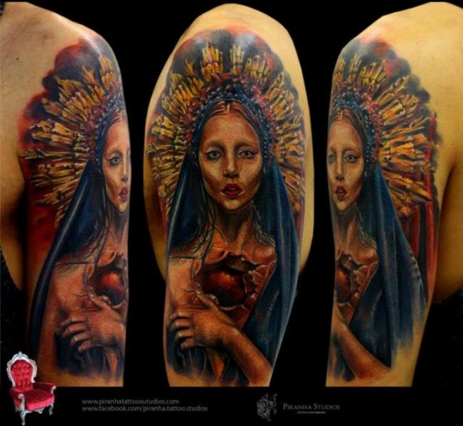 Tatuaje Hombro Religioso por Piranha Tattoo Studio