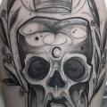 tatuaje Hombro Cráneo Diente por Piranha Tattoo Studio