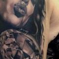 tatuaż Ramię Kobieta Diament przez Piranha Tattoo Studio