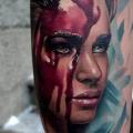 tatuaje Retrato Muslo Sangre mujer por Piranha Tattoo Studio