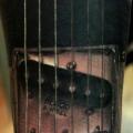 tatuaje Brazo Realista Guitarra por Fredy Tattoo