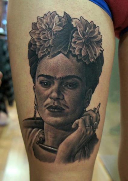 Tatuaje Brazo Retrato Realista Frida Kahlo por Fredy Tattoo