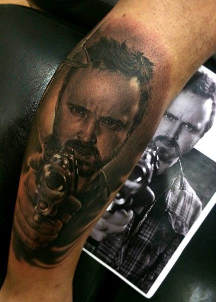 Tatuaje Brazo Retrato Realista Pistola Jesse Pinkman por Fredy Tattoo