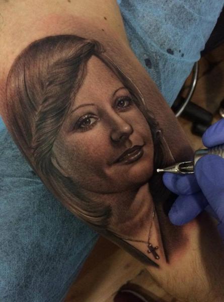 Tatuaggio Braccio Ritratti Realistici di Fredy Tattoo
