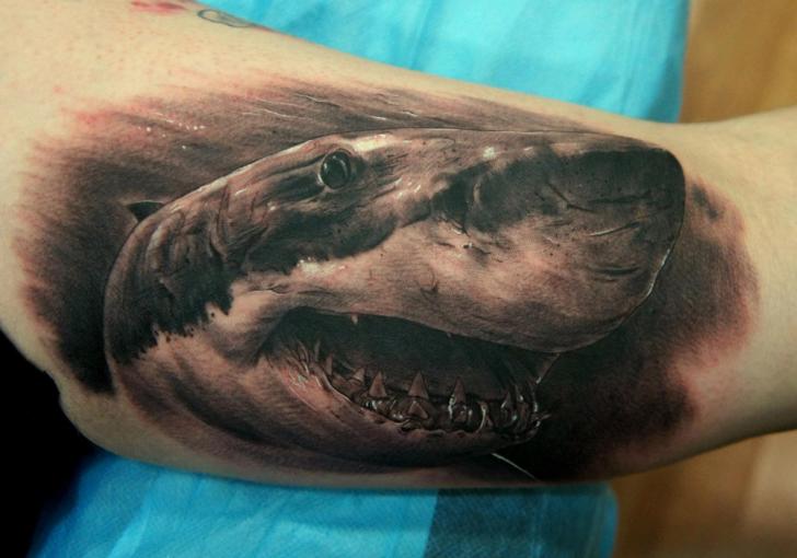 Tatuaje Brazo Realista Tiburón por Fredy Tattoo