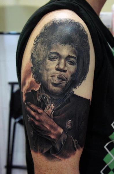 Tatuaje Hombro Retrato Realista Jimi Hendrix por Fredy Tattoo