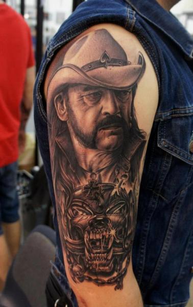 Tatuaje Hombro Retrato Realista Lemmy Motorhead por Fredy Tattoo