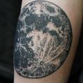 tatuaje Brazo Luna por Philip Yarnell