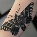 tatuaje Brazo Old School Mariposa por Philip Yarnell