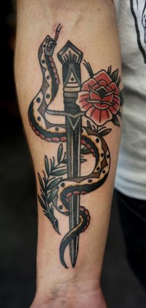Tatuaje Brazo Serpiente Old School Flor Daga por Philip Yarnell