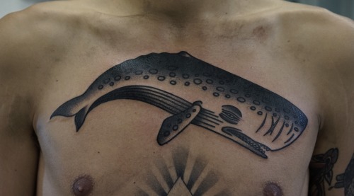 Tatuaż Klatka Piersiowa Old School Wieloryb przez Philip Yarnell