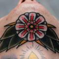 tatouage Old School Fleur Menton par Philip Yarnell