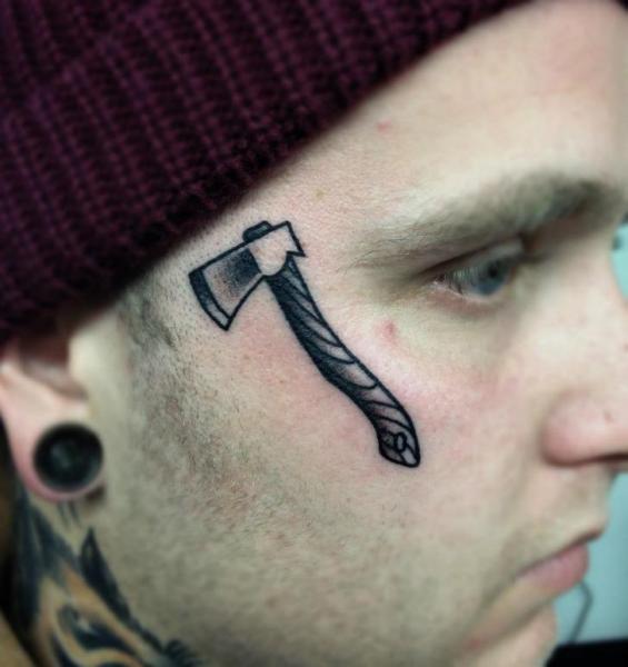 Tatuaje Cara Hacha por Philip Yarnell