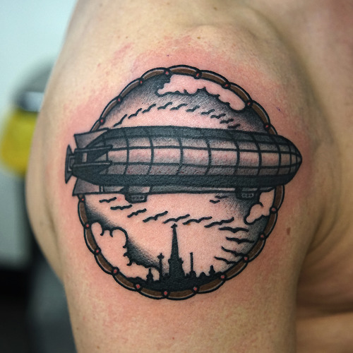 Tatouage Épaule Zeppelin par Philip Yarnell