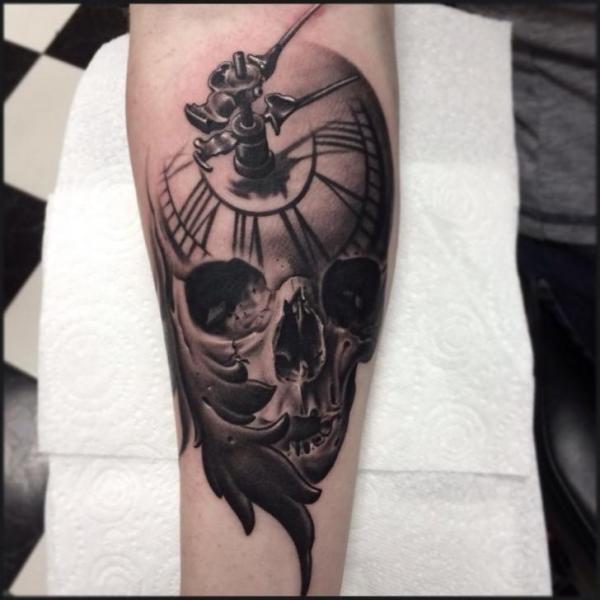 Tatuaje Brazo Reloj Cráneo por Pete the Thief
