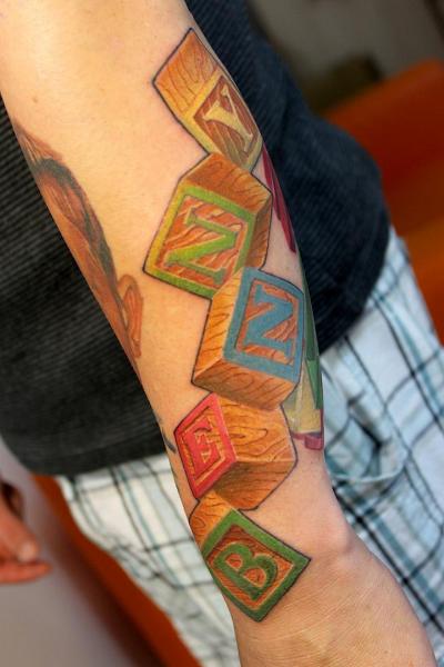 รอยสัก แขน ตัวอักษร โดย Electrographic Tattoo