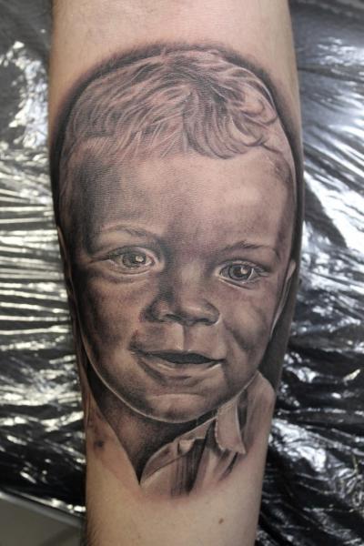 Tatuaje Brazo Retrato Realista Niños por Electrographic Tattoo