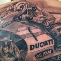 Realistische Rücken Motorrad tattoo von Electrographic Tattoo