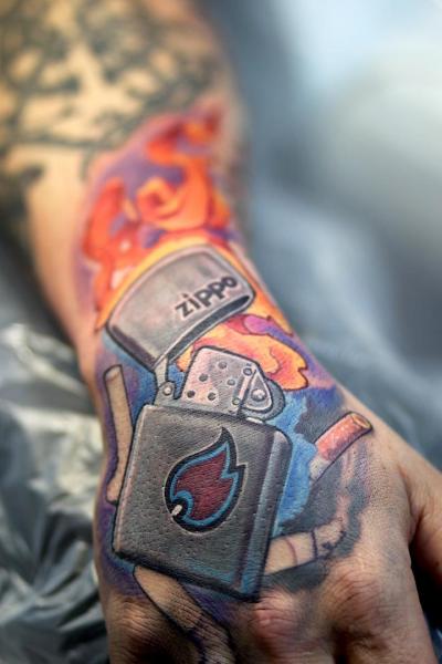 Tatuaż Dłoń Zippo przez Electrographic Tattoo