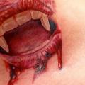 Nacken Vampir Mund Lippen tattoo von Electrographic Tattoo