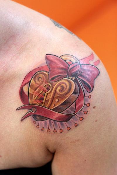 Tatuaje Hombro Corazon Cinta Bloquear por Electrographic Tattoo