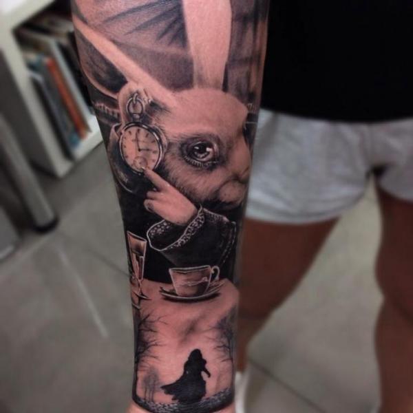 Arm Fantasie Hase Alice Im Wunderland Tattoo von Drew Apicture