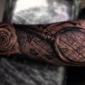 Arm Blumen Karte Objektiv tattoo von Drew Apicture