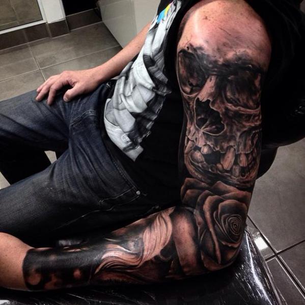 Schulter Arm Totenkopf Tattoo von Drew Apicture