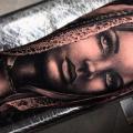 Arm Realistische Frauen tattoo von Drew Apicture