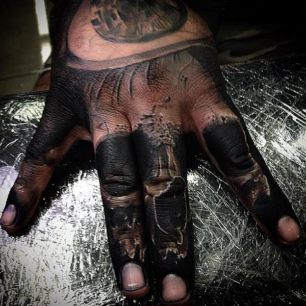 Finger Totenkopf Hand Tattoo von Drew Apicture