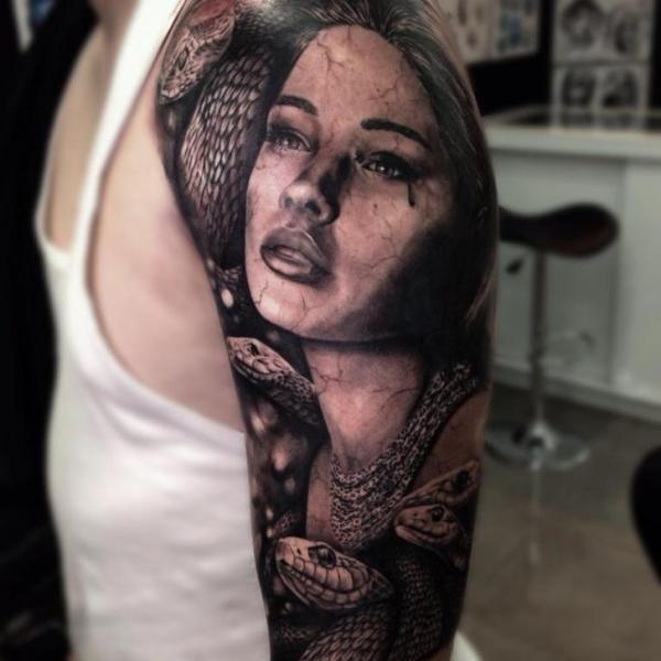 Tatuaje Hombro Realista Serpiente Mujer por Drew Apicture